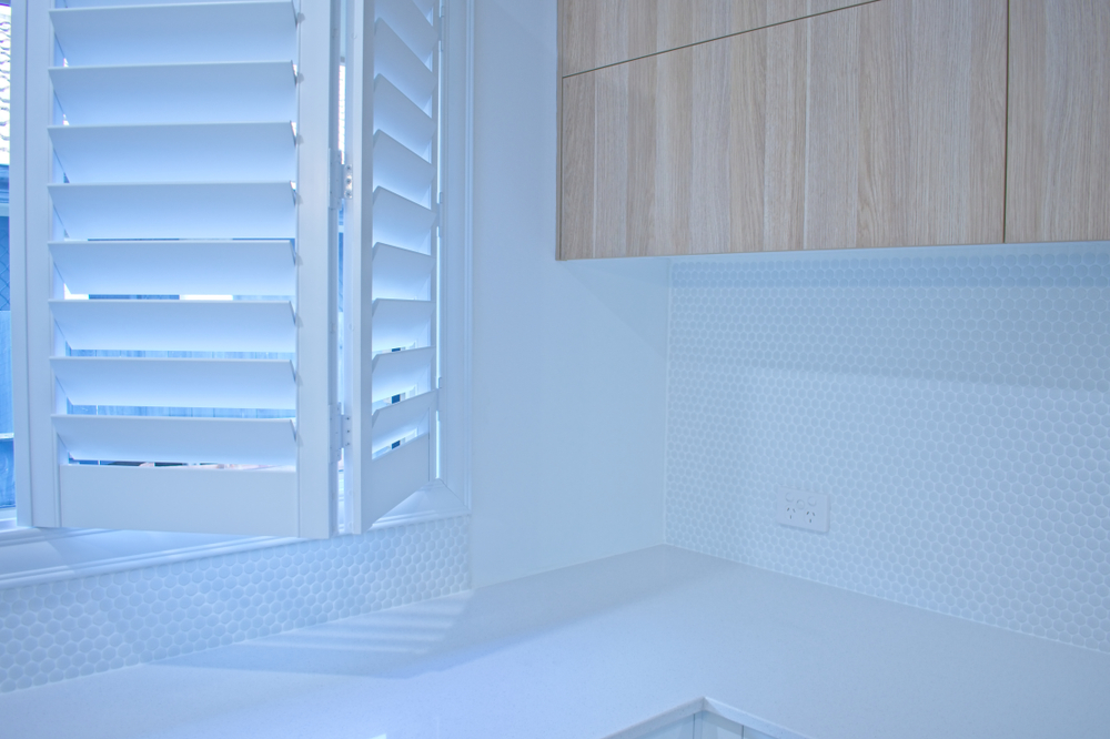 Partly open plantation shutters, bi fold mechanism